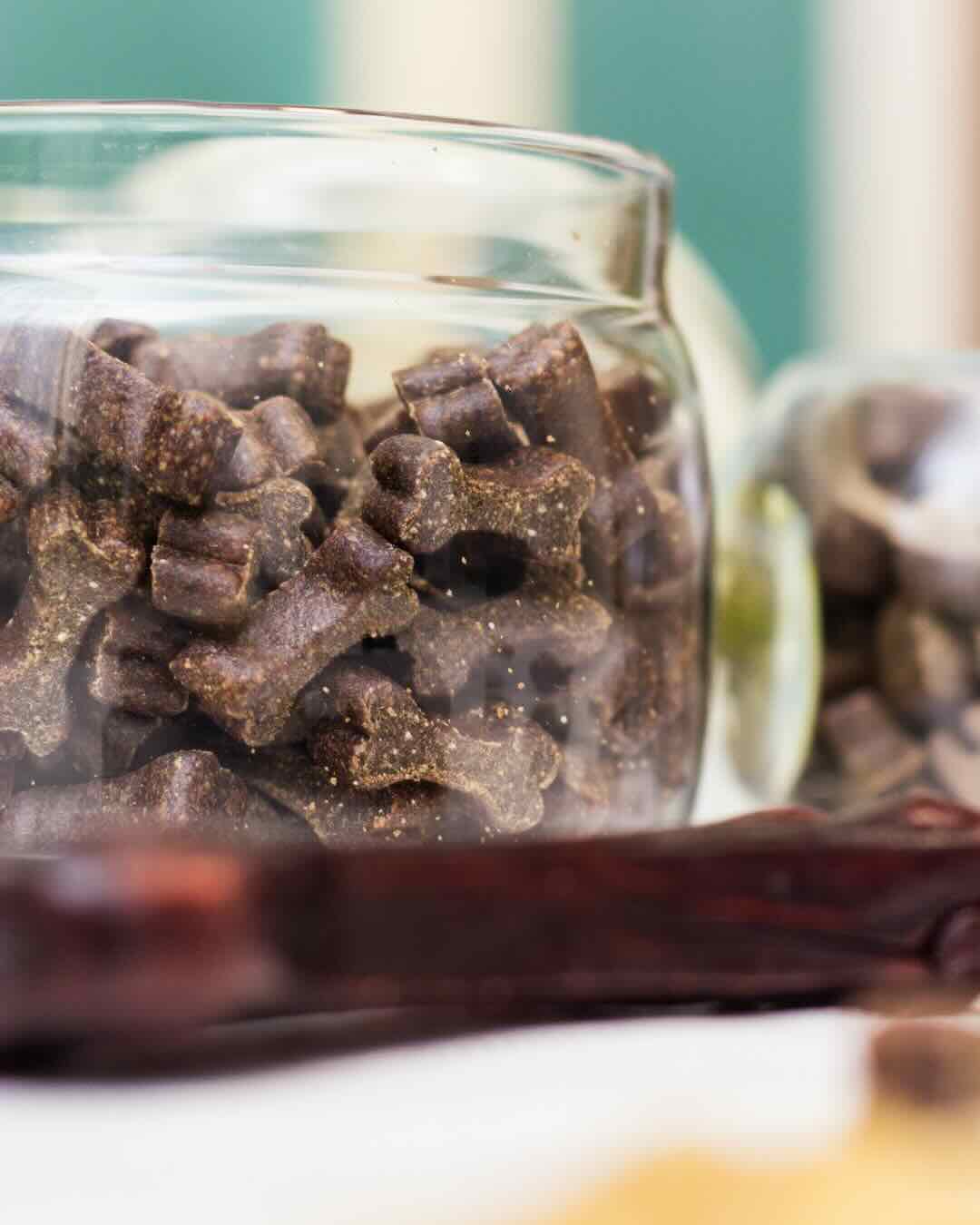 Hundeleckerchen griffbereit im Glas